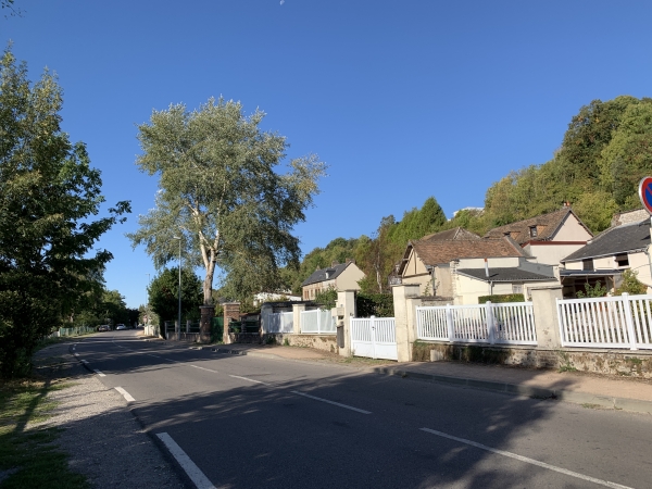 La deuxième boucle commence le long de la D92 sur 1 200m.