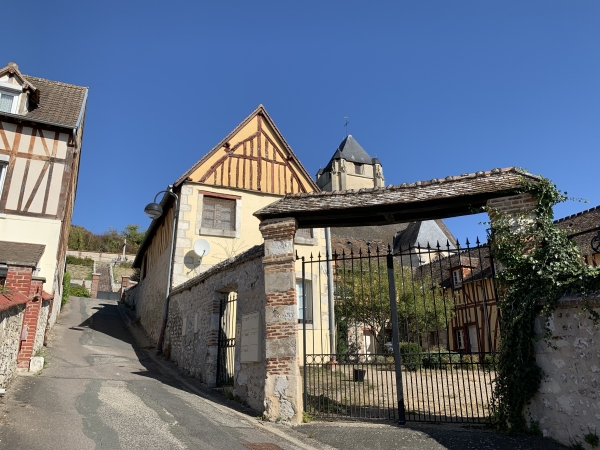 Troisième boucle. Nous commençons par longer le stade, et nous traversons le vieux village de Freneuse.