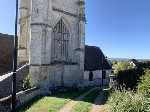 Troisième boucle. Nous montons le Chemin de l'Eglise, regard arrière vers l'église Notre-Dame de Freneuse.