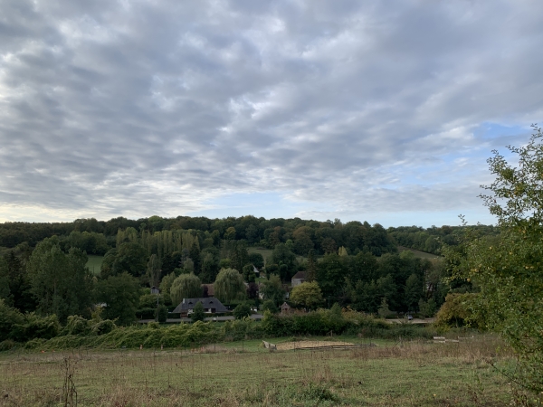 Nous montons le Chemin des Pâtures qui domine la vallée de l'Oison.