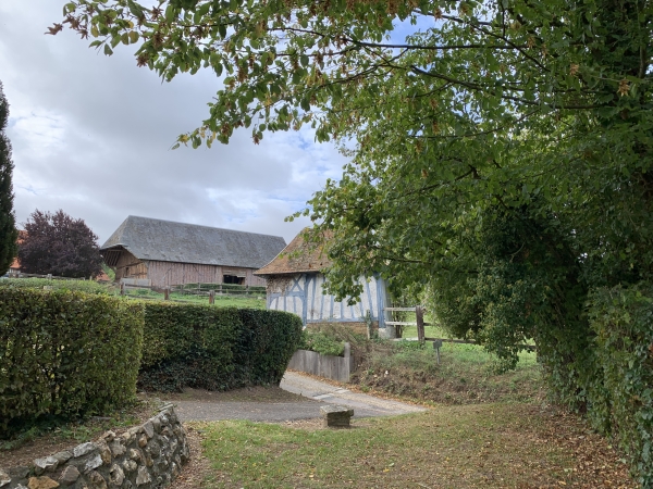 St-Germain-de-Pasquier, non loin d'ici se trouve la mairie, aménagée dans une ancienne chapelle de 3m de long pour 2,70m de large ! Elle serait la plus petite mairie de France.