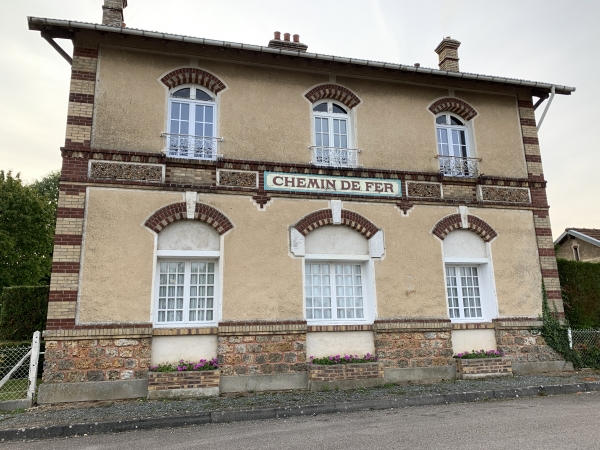 Nous partons du parking de l'ancienne gare de Vascoeuil. Cette gare était sur la ligne de Charleval à Serqueux, fermée aux voyageurs en 1938 et aux marchandises en 1969. Serqueux permettait les correspondances vers Rouen, Amiens, Dieppe ou Paris.