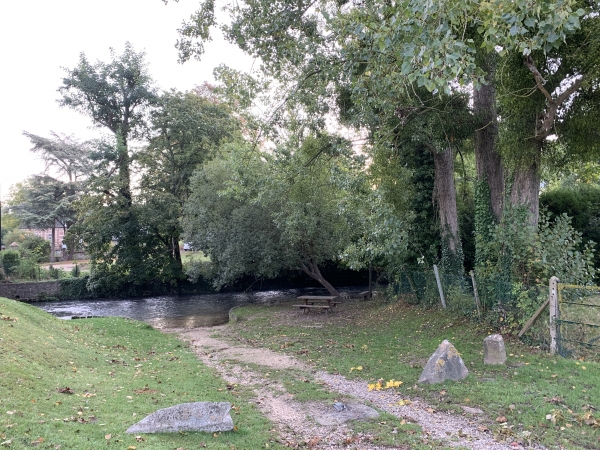 Nous traversons l'Andelle pour rejoindre la forêt.
