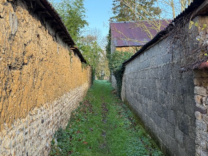 Nous partons du parking de l'école, et à proximité, nous sortons du village par ce petit passage entre les maisons.