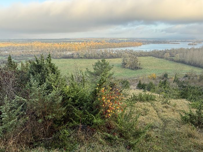 Peu avant le hameau de l'Ormais, le chemin quitte les bois et dégage la vue sur la vallée de la Seine.