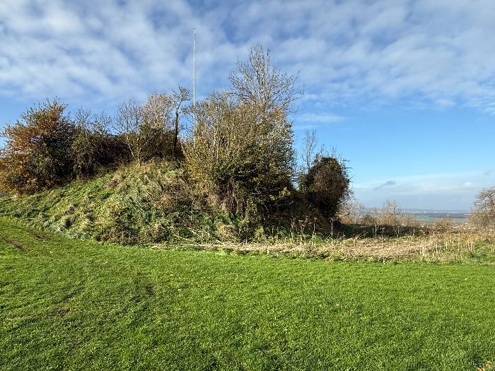 Derrière l'église, la motte castrale est encore bien visible. Agée de plus de 1000 ans, elle domine la vallée de la Seine. Le fief de Venables dépendait de l'évêque de Beauvais.