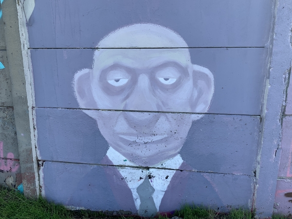 Art urbain en bord de Seine. "J'aimerais qu'on fasse le bilan de votre contrat d'objectifs..."