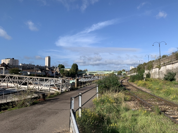 Quai de Paris, le long de la voie ferrée entre la gare de fret du Grand-Aulnay et la jonction au Mont-Gargan avec la ligne Le Havre-Paris.
