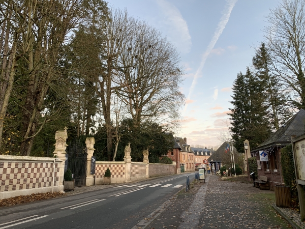 Garés devant le parc zoologique, nous traversons Clères dans sa longueur. A gauche, l'entrée du parc zoologique de Clères, à droite l'Office de Tourisme.