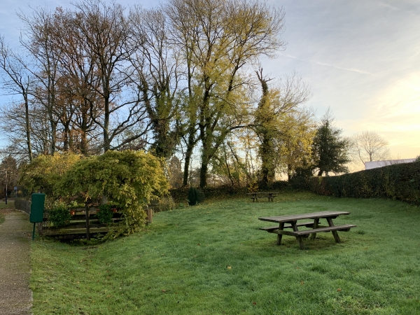 Grugny offre un espace de pique-nique à proximité d'une mare.