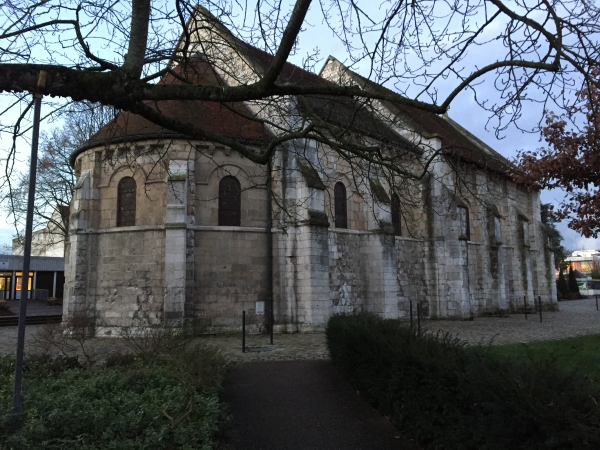 La Chapelle Saint-Julien a été construite au XIIe siècle dans le manoir ducal du duc de Normandie Henri II Plantagenêt. Son épouse, Eliénor d'Aquitaine, lègue la chapelle à des religieuses chargées d'abriter des jeunes filles nobles lépreuses. Les peintures du XIIe siècle ont été restaurées, et la chapelle est devenu un lieu d'expositions et de concerts.