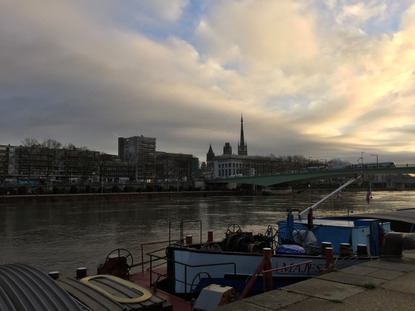 Rouen le long du quai Cavelier de la Salle. Au fond, la flèche de la cathédrale Notre-Dame.