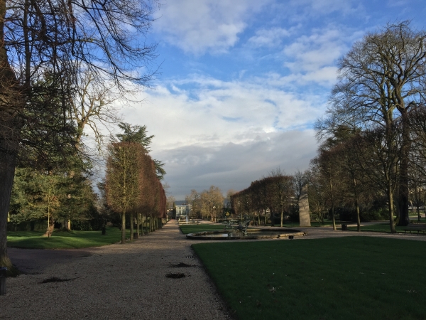 Jardin des Plantes de Rouen. Tout au long de l'année, le Jardin des Plantes ouvre ses portes à des artistes pour des expositions autour de nature. Ces expositions prennent place dans le Pavillon XVIIe ou l'Orangerie.