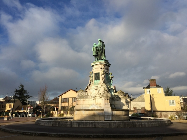 Fontaine Jean-Baptiste de la Salle. Créée au XIXe siècle, elle était située place Saint-Sever. Elle représente JB de la Salle et deux écoliers. La fontaine a été déplacée place Saint-Clément en 1887.