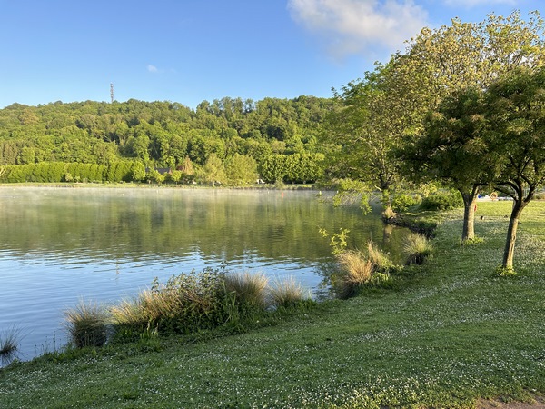 Nous partons de l'Espace Loisirs JL Chrétien de Montville, et commençons par faire le tour de son lac de 3 hectares.