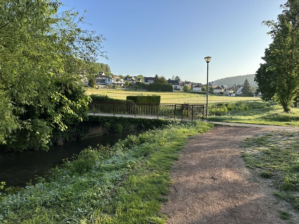 Une passerelle permet de franchir la Clérette et de sortir du parc.