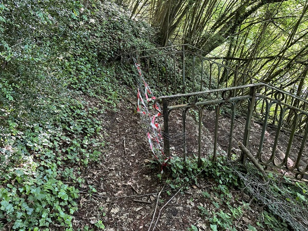 Surprise ! La passerelle ferroviaire est fermée par de la rubalise et un petit grillage. Aucun affichage n'explique cette fermeture, mais une planche manque dans l'escalier de la passerelle. Nous ne pouvons plus recommander ce circuit, espérons que ce n'est que provisoire.