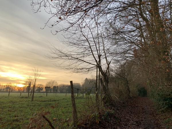 Le soleil se lève au-dessus de Notre-Dame des Mares.