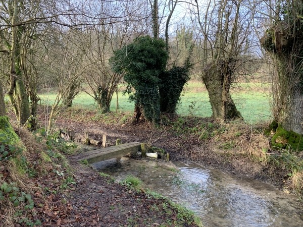 Nous traversons le ruisseau de la Fontaine Frédet et remontons sur le coteau au-dessus de St-Pierre-de-Cormeilles.