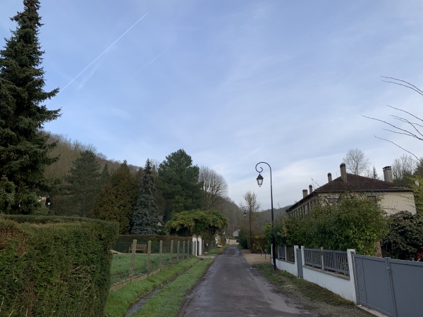 Nous partons du petit parking au carrefour de la route de Muids et de la Côte du Thuit, et nous engageons dans le Chemin de la Fontaine.