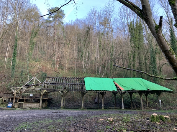 Le Chemin de la Fontaine nous conduit jusqu'à la Source Saint-Martin. Une chapelle dédiée à Saint-Martin se trouvait à proximité de la source, elle a été détruite après la Révolution, et remplacée par un  grand lavoir de quatorze piliers. Depuis quelques années, les tuiles ont disparu, la charpente et les piliers se dégradent.