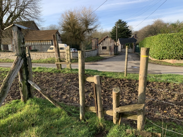 Deux passe-clôtures successifs nous séparent du chemin du Clos Hareng, avec au milieu, le passage entre deux herbages, labouré par le bétail.