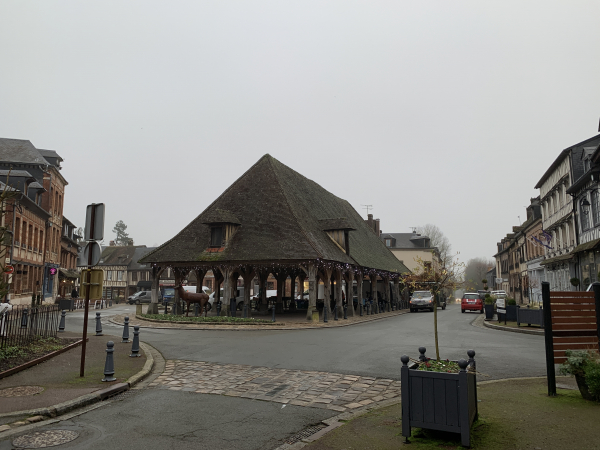 Place du marché, nous sommes devant les fameuses halles du XVIIe siècle.