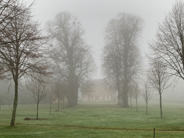 Grâce au saut-de-loup, et malgré la brume, on distingue le château de la Croix Mesnil. Le domaine date de 1604. Au XIXe siècle, Flaubert et Mérimée y ont séjourné.