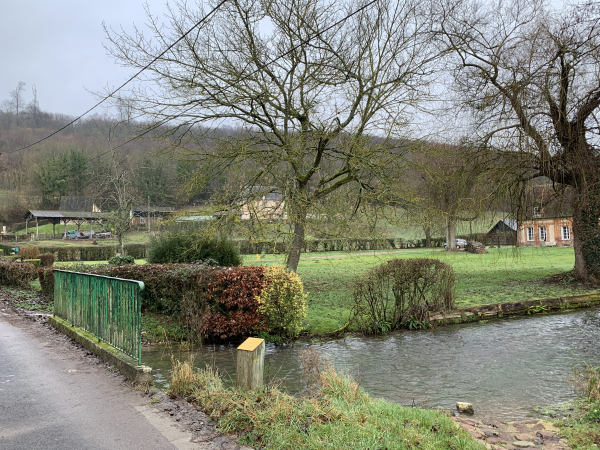 La Lieure au hameau de Villaine. Au pied de la colline, on distingue l'ancien prieuré bénédictin Saint-Aubin dont il subsiste la chapelle et le logis.