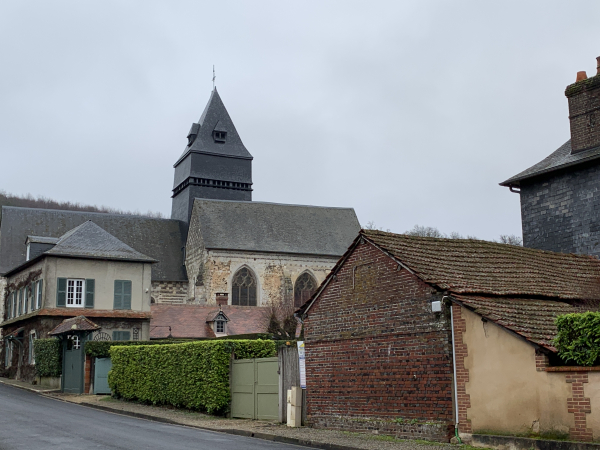 Nous arrivons à proximité de l'église Saint-Denis de Lyons-la-Forêt. Elle n'est pas située au centre du bourg mais au niveau de l'ancienne cité gallo-romaine, sans doute à l'emplacement d'un temple.