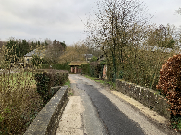 Nous traversons la scie par le pont de la rue de l'Ancienne Laiterie.