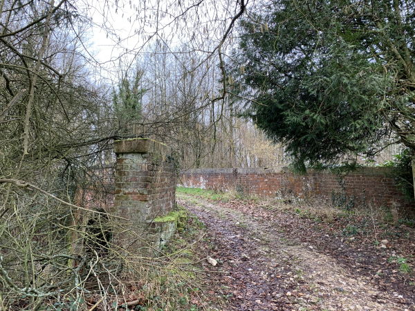 Après la laiterie, nous passons le pont sur la voie ferrée Rouen-Dieppe, en direction du hameau du Bocage.