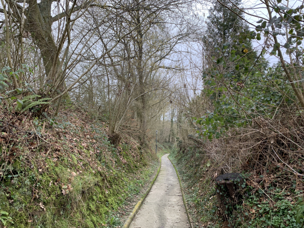Nous descendons maintenant vers Auffay en suivant ce chemin aménagé le long du collège.