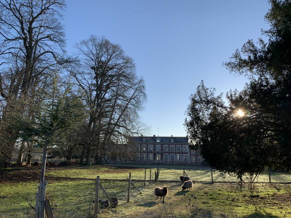 Château du Thuit-Simer. Il abrite la Ferme du Mathou.