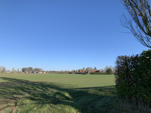 Dernier chemin : nous apercevons déjà le bourg de Bosnormand.