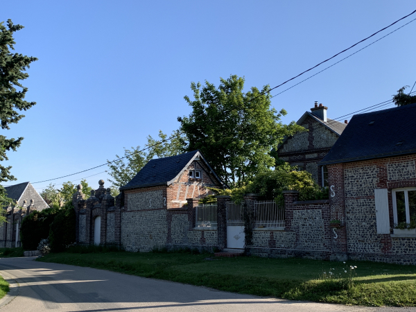 A l'entrée de la rue Aux Juifs, on découvre un imposant portail de briques du XVIIIe siècle.