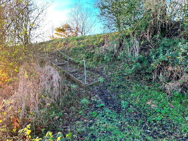 Un escalier relie le chemin à la D53.