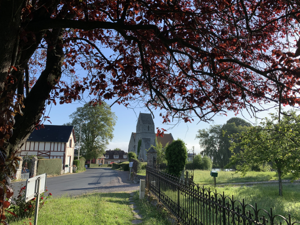 Nous partons du parking du Chemin du Petit Paris, et marchons vers l'église Saint-Martin par un sentier aménagé en bord de route.