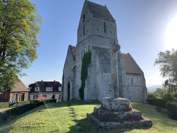 L'église Saint-Martin de Criqueboeuf (XIIe), appelée chapelle aux lierres, possède un clocher au toit en bâtière, fréquent en Basse-Normandie.