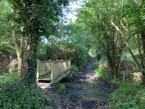 Le Chemin des Héroults traverse un ruisseau (dont nous n'avons pas trouvé le nom) par un gué et une passerelle.