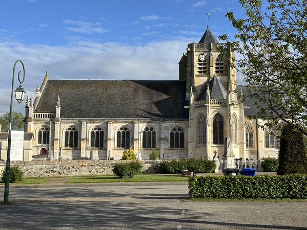 Nous sommes garés sur la place devant la mairie, et passons devant l'église Saint-Martin pour prendre la direction des prairies humides. Vatteville-la-Rue tient son nom de la voie romaine qui la traversait. Cette voie reliait Caudebec à Pont-Audemer.
