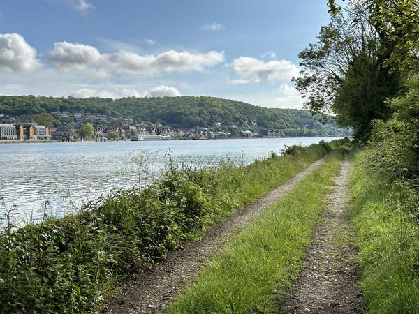 Nous suivons le chemin de halage le long de Seine entre Villequier et Caudebec-en-Caux. C'est ici qu'ont disparu Léopoldine Hugo et son mari Charles Vacquerie.