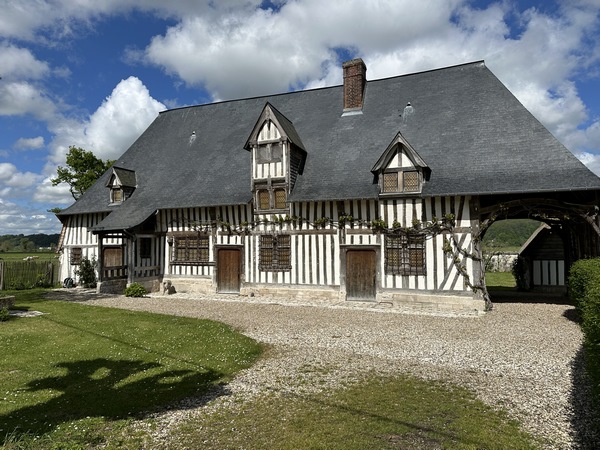 Nous quittons le chemin pour passer devant&nbsp;la maison dite « de François 1er ». Elle a sans doute été plutôt celle d'un officier royal. François 1er aimait chasser en forêt de Brotonne, et y venait régulièrement.