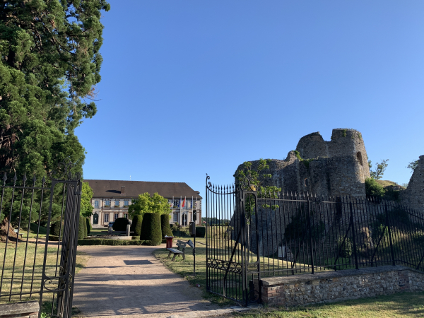 Nous entrons dans le parc de la mairie, situé sur l'éperon rocheux du donjon qui domine la vallée du Rouloir. Ce donjon est l'un des derniers vestiges du château fort construit au XIe siècle.