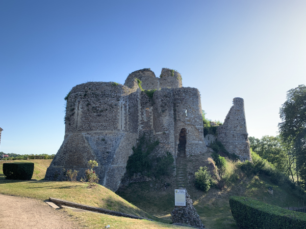 Le donjon est impressionnant. L'intérieur ne se visite pas pour des raisons de sécurité, mais il est possible de descendre dans le fossé.