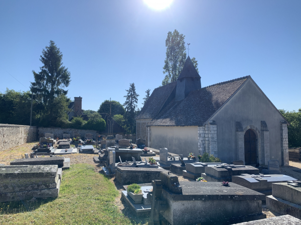Nous passons près de l'église de Saint-Elier, dédiée au moine du VIe siècle Hélier de Jersey.