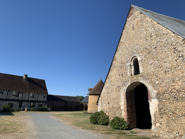 Un peu plus loin, nous découvrons la Ferme du Bourg, avec sa grange dîmière et son colombier. La Ferme du Bourg est une ferme auberge qui propose de déguster les produits locaux.