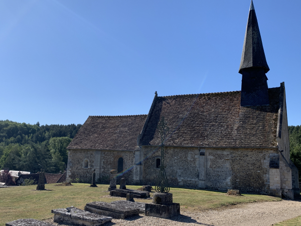 Nous descendons à La Basse-Croisille, qui avec La Haute-Croisille forment la commune de La Croisille.