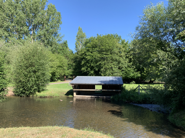 Ancien lavoir sur le Rouloir.