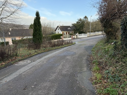 Nous sortons de la forêt par le chemin du Relais et la rue de la Coutume à Caudebecquet.